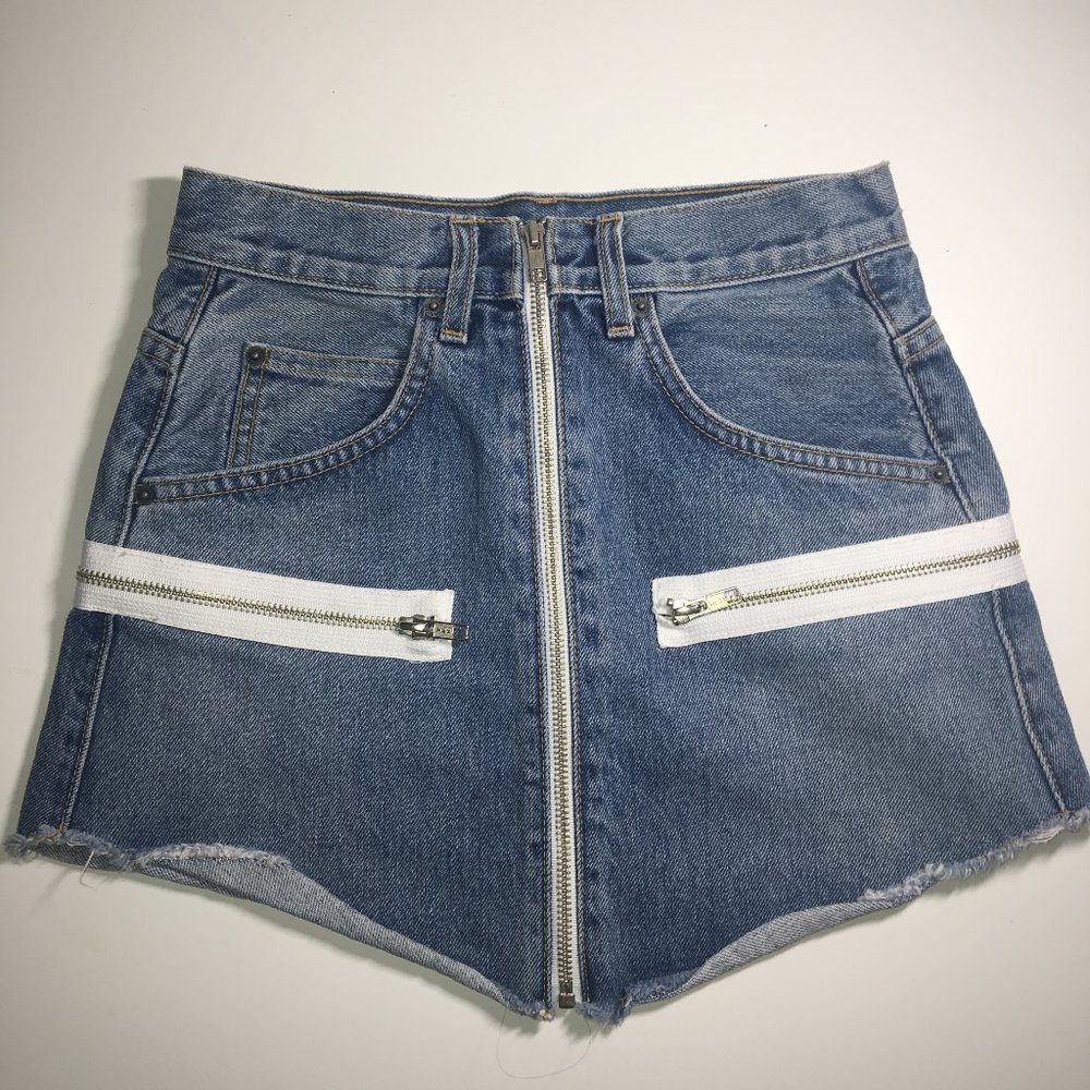 Carmar Medium Wash Zip-up Denim Skirt (Size 25)